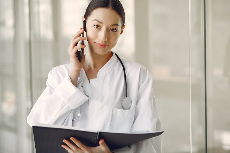 Professionnelle de santé au téléphone