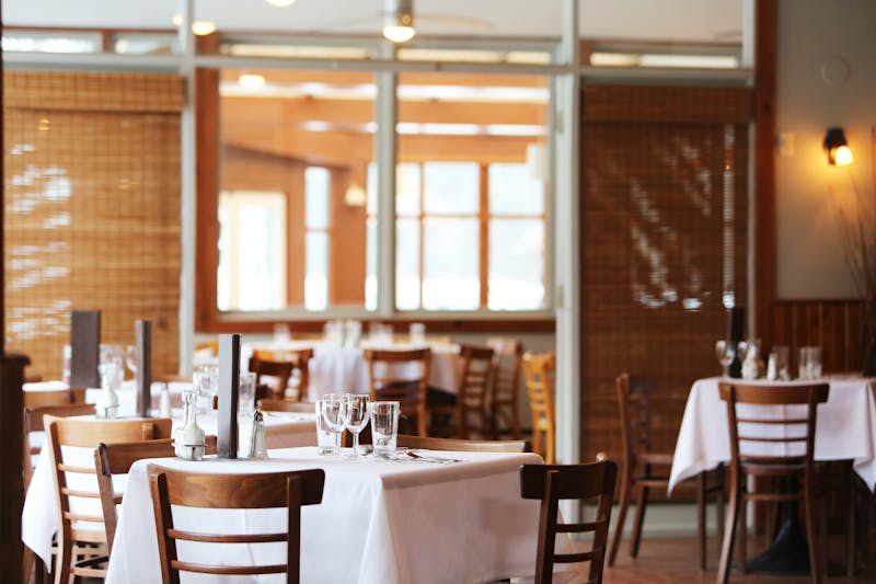 Salle de restaurant moderne